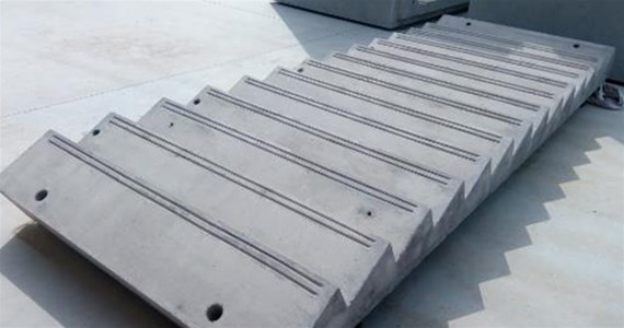 預製外牆板接縫防水處理的施工要點：